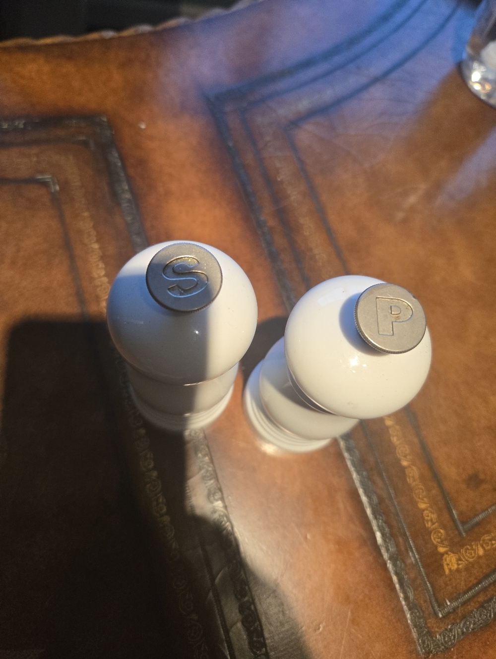 Le Creuset White Salt & Pepper Mill Set | Ceramic Grinders Online 80$ - Picture 2 of 9
